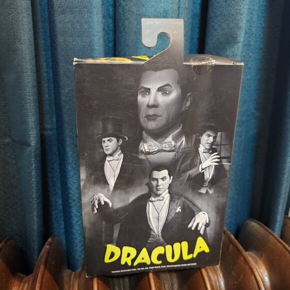 NECA: Universal Monsters - Dracula Carfax Abbey Ultimate 7" Action Figure - Picture 5 of 14